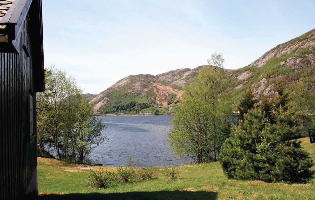 Hübsches Ferienhaus direkt am See Bjørnestadvatnet (geregelten Wasserstands). Der Bezirk bietet prima Angel- und Bademöglichkeiten sowie tolles, tierreiches Wanderterrain. Tagestouren zum Lysefjord..