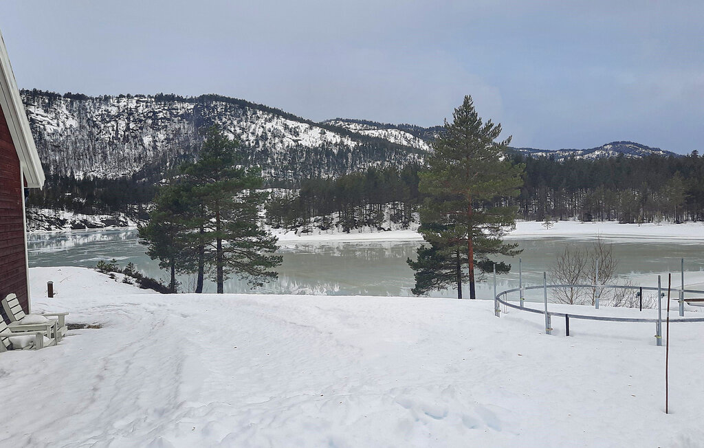 In hoher, abgelegener Lage empfängt Sie dieses Ferienhaus mit Panoramablick auf den Vågsdalsfjord.

Nur wenige Schritte vom Wasser entfernt, finden Sie dieses Ferienhaus mit familiärer, warmer Atmo..