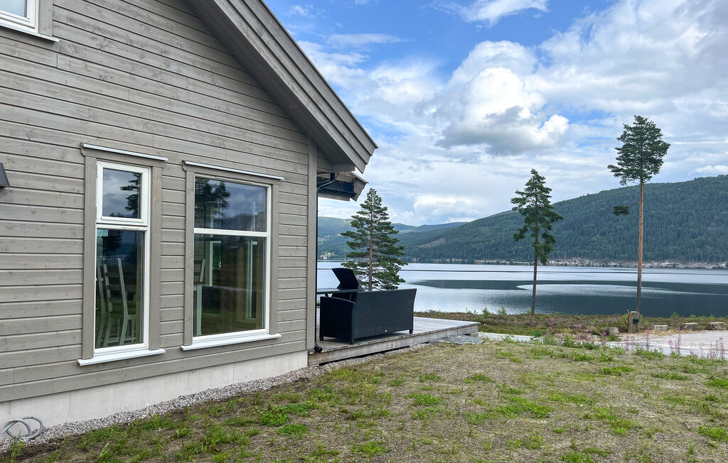 Deze moderne hut in Fjone is prachtig gelegen aan het Nissermeer.

Kom hier aan met je gezin en voel je thuis. Het mooie en comfortabele huis zal je betoveren met zijn houten muren en warme sfeer. De ..