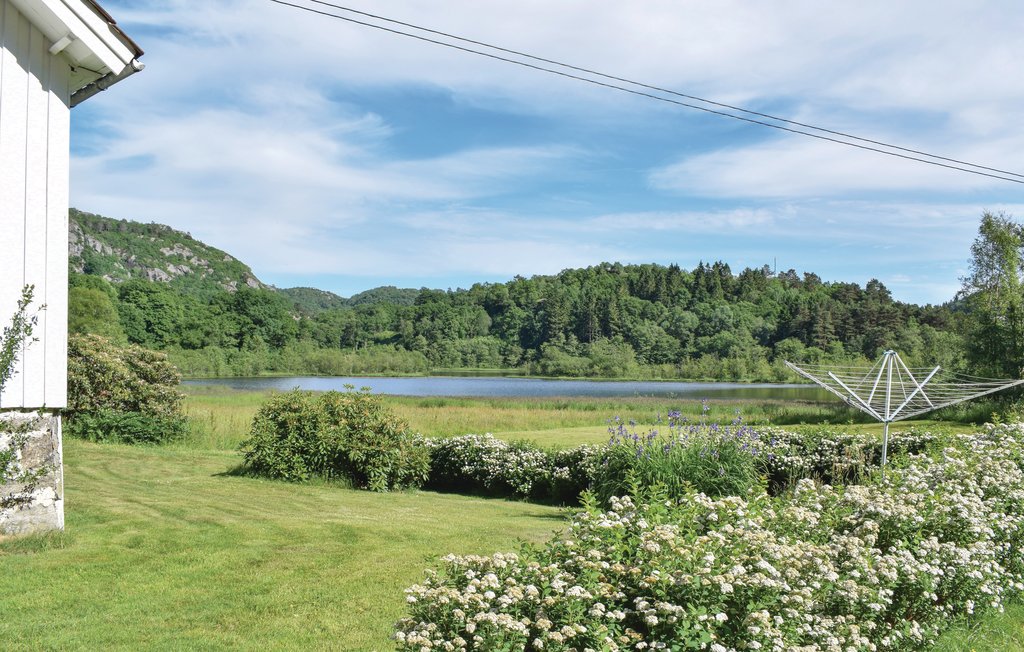 Oud huis direct naast het Farsund Resort met een klein meertje voor het huis. Ca. 500 m naar de zee en een botenligplaats. Zeer goede vismogelijkheden in het Fjord. Stijle trap naar de 3e verdieping.