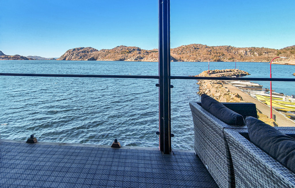 Tolle Ferienwohnung mit fantastischer Lage in Korshavn mit toller Aussicht über das Wasser. Die Wohnung hat eine große Veranda, geniessen Sie den schönen Blick auf den Fjord und das Meer. Auf dem D..