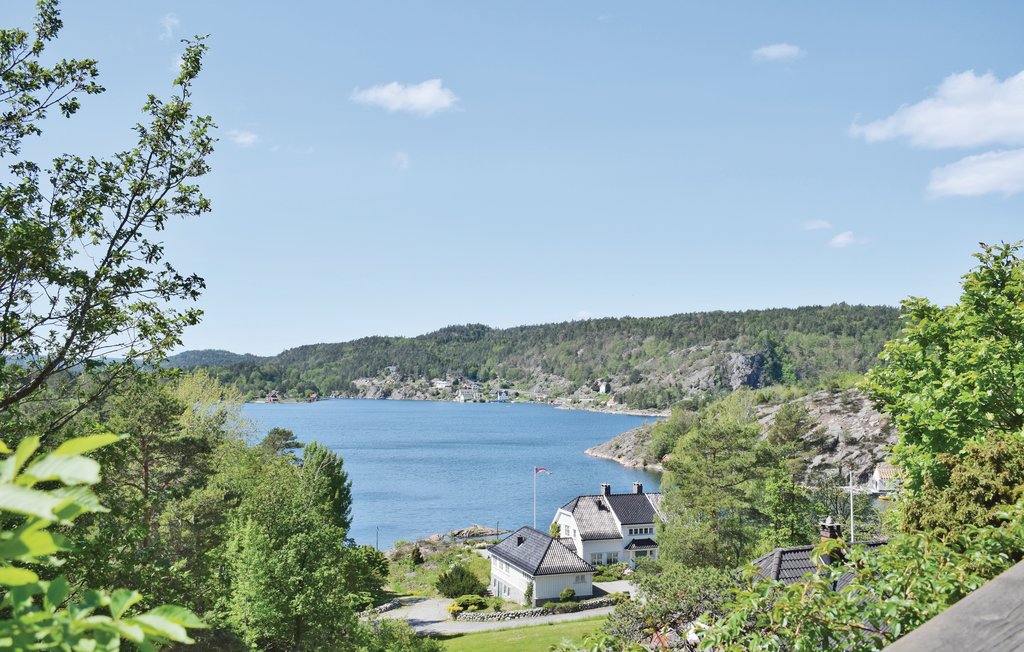 Gemütliches Ferienhaus in Dypvåg. Es ist ein traditionell gebautes Blockhaus mit einem Lebensmittelspeicher und einem schönen Blick auf den Fjord. Hier können Sie den ganzen Tag auf der Terrasse d..