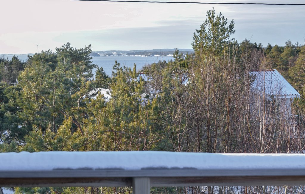 Ferienhaus mit Meerblick und mehreren Terrassen, die sich ideal für heiße Sommertage eignen. Mit einem kurzen Abstand zum Strand ist alles für einen schönen Urlaub eingerichtet. Es gibt eine reich..