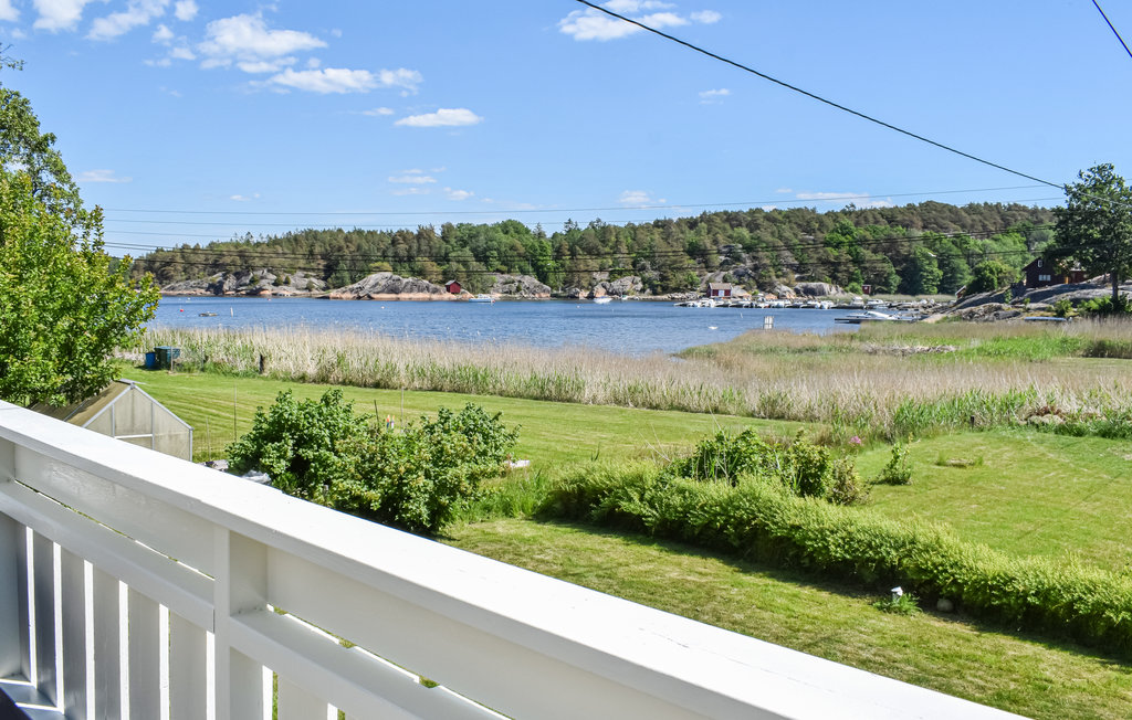 Schönes Ferienhaus mit tollem Blick auf den Fjord. Genießen Sie die Sonne und die faulen Tage auf der Terrasse. Nicht weit zu großartigem Wandergebiet. Der Ort bietet auch tolle Strände, gemütlic..