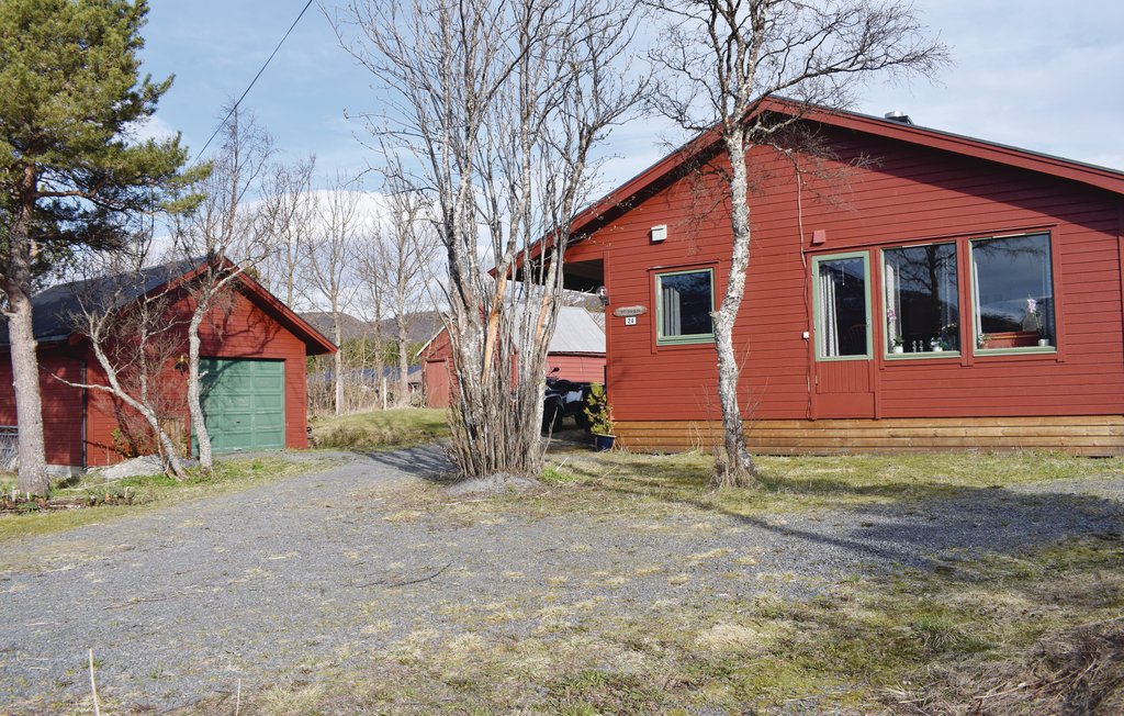 Een mooi en uitnodigend vakantiehuis met terras en natuurgrondstuk in een landelijke omgeving bij het fjord buiten Tjeldøya. Het huis heeft een prachtige ligging en ligt op slechts 20 m van een idyll..