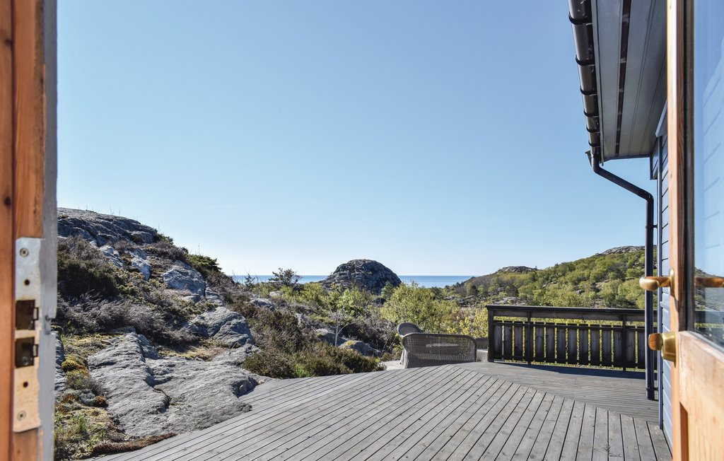 Ein wunderschönes Ferienhaus in fantastischer Lage, nicht weit vom Lindesnes Leuchtturm entfernt. Vom Haus und vom Grundstück haben Sie einen einzigartigen Blick auf das Meer außerhalb des Leuchttu..