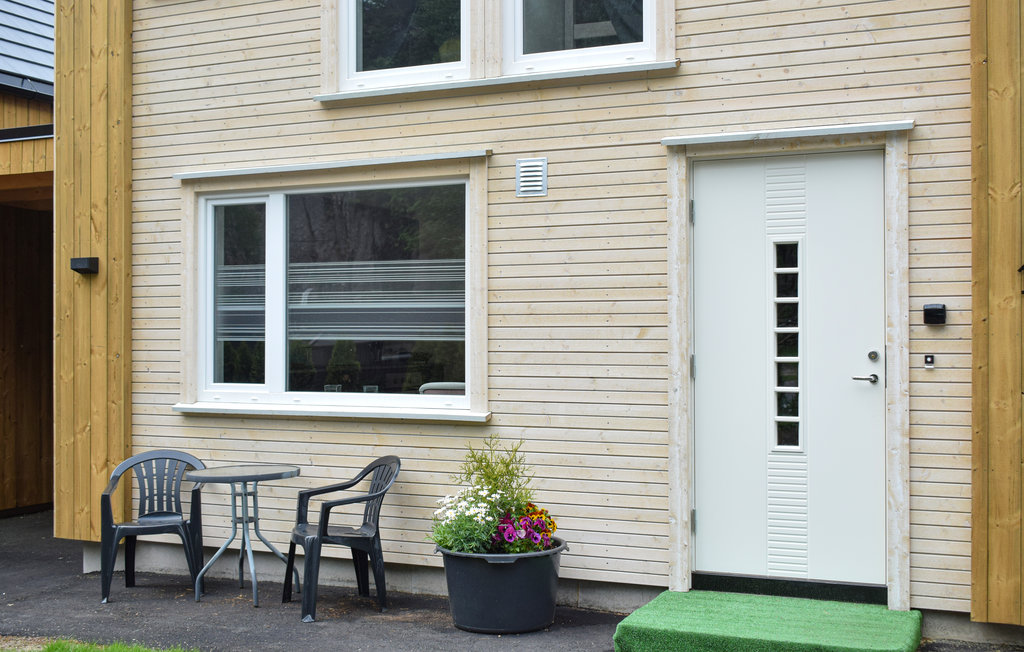 Ein sehr wohnliches und gut ausgestattetes Ferienhaus hoher Qualität rundum. Es gehört zum Haus eine große, blickgeschützte Terrasse mit schönen Pflanzen. Dazu gibt es auch über der Garage eine ..