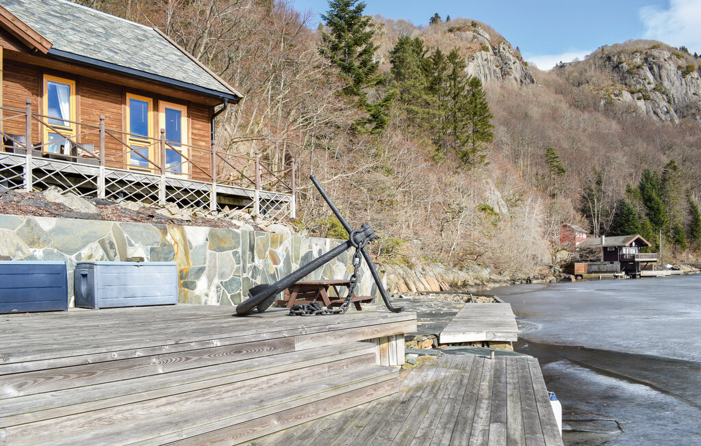 Freuen Sie sich auf dieses helle und schöne Ferienhaus mit großen Terrassenbereich direkt am Ufer des Fjords.

In der Nähe von Farsund empfängt in ruhiger und friedlicher Lage dieses einladende Fe..