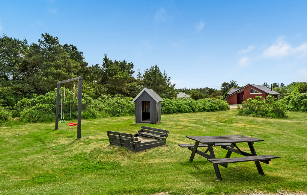 Op een aantrekkelijk natuurgrondstuk , niet ver van een van de langste badstranden van Denemarken staat dit goed onderhouden houten vakantiehuis. Ook winkels en bossen liggen op korte afstand. Het vak..