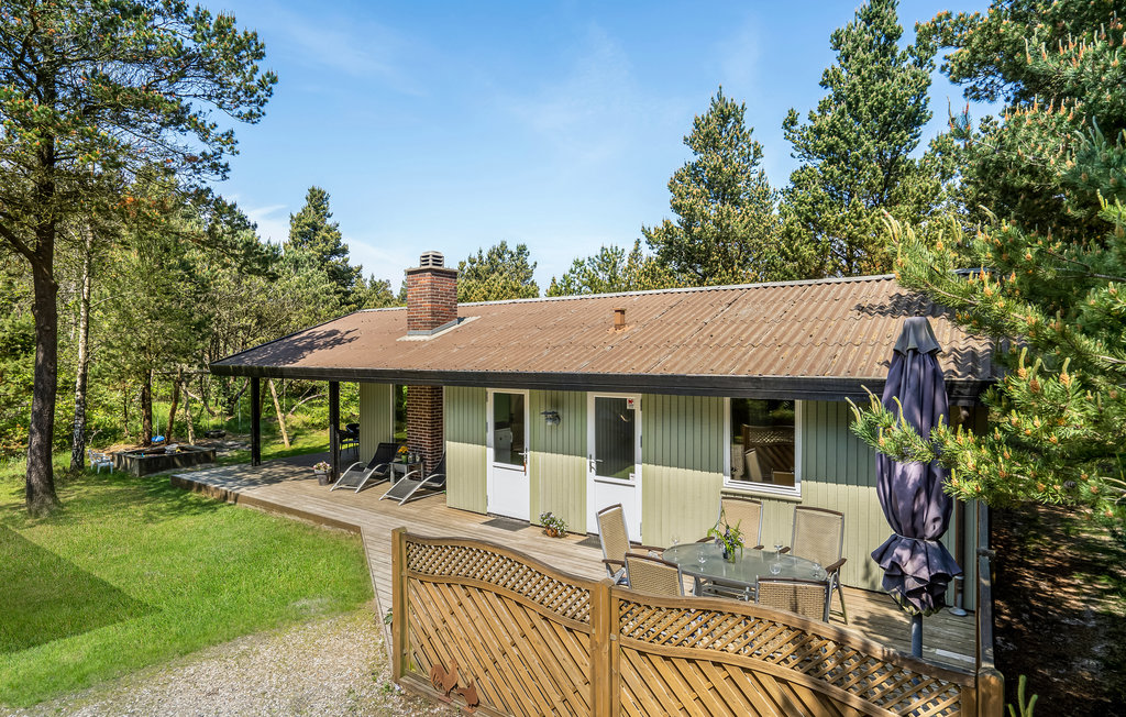 Gemütliches Ferienhaus, wunderbar gelegen auf einem ungestörten Naturgrundstück mit Bäumen im alten Ferienhausgebiet von Houstrup. Das Haus verfügt über eine herrlich geräumige Wohnküche mit K..