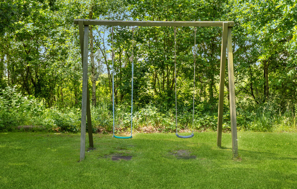 Am Ende einer geschlossenen Straße in Jegum Ferieland liegt dieses Ferienhaus mit Sauna und gemütlicher Wohnküche mit Holzofen. 

Im Garten gibt es Spielgeräte für die Kleinsten in der Familie. J..