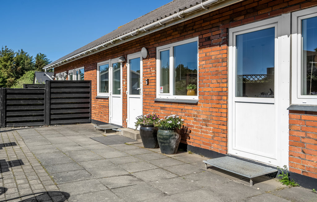 Bij dit grote vakantiehuis zijn de verbruikskosten inclusief. U heeft hier de beschikking over 20 slaapplaatsen waardoor het geschikt is voor een grote familie of een vriendengroep. De helft van de 10..