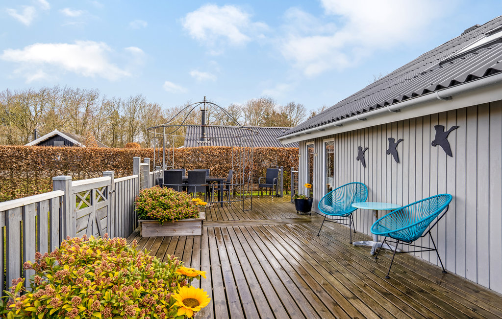 Tolles Ferienhaus zum Wohnen am Ringkøbing Fjord, in der Nähe der Nordseestrände.

Dieses gemütliches und sehr heimelig eingerichtete Ferienhaus freut sich auf Ihren Besuch. Dank der großen Terra..