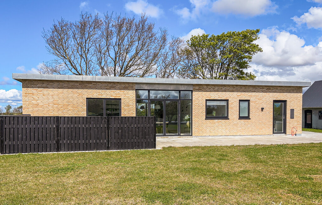 Trakteer jezelf op een zorgeloze vakantie in dit stijlvolle vakantiehuis bij het fjord.

Dit huis combineert heldere architectuur met veel licht en ruimte en creëert een rustige, bijna contemplatieve..