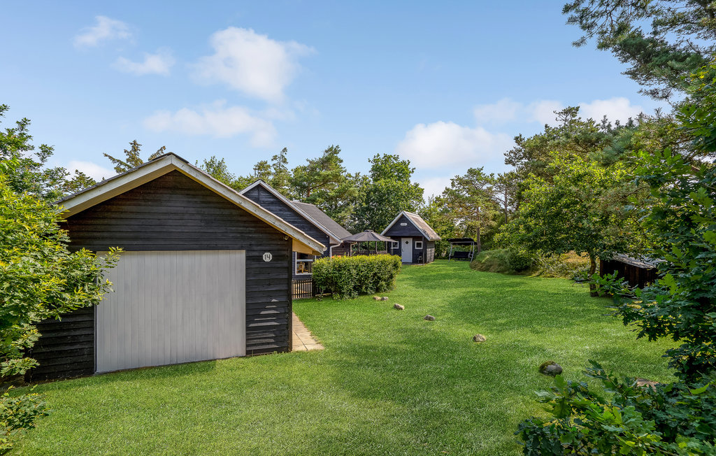 Op een prachtig begroeid perceel vlakbij Ringkøbing Fjord staat dit interessante vakantiehuis. Het bestaat uit een hoofdgebouw met keuken (warmtepomp en kachel), grote badkamer met massagekuip, 2 sla..