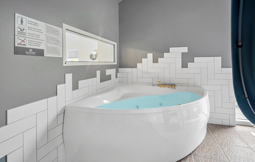 Dit zeer comfortabele en mooie vakantiehuis met zwembad, sauna en vele voorzieningen verwelkomt je niet ver van Ringköbing Fjord.

Kijk uit naar dit moderne en aantrekkelijke huis, dat je samen met j..
