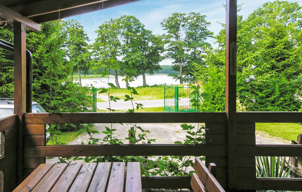 Das moderne Ferienhaus liegt zusammen mit dem Haus des Eigentümers auf einem großen, umzäunten Grundstück. Es ist mit einer praktischen Einrichtung versehen. An kühlen Tagen sorgt der Kamin für ..