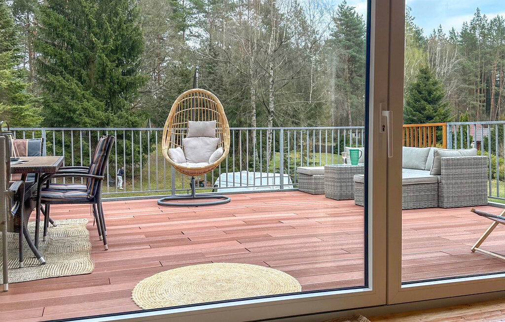 Im Ort Wilimy, auf einem abgeschlossenen Grundstück mit zwei Terrassen, liegt dieses Haus. Es verfügt über ein Wohnzimmer, ein Badezimmer, ein Schlafzimmer mit 3 Betten und einen Allzweckraum, wo s..