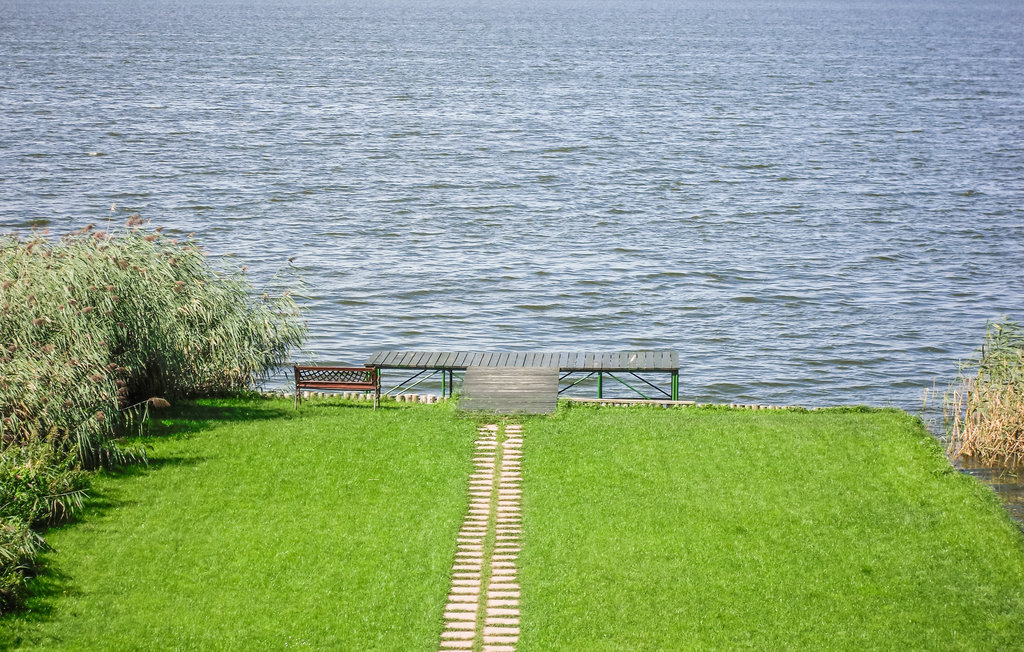Das ganzjährig benutzbare und zu jeder Jahreszeit behagliche Ferienhaus befindet sich auf einem großen, geschlossenen Naturgrundstück direkt am Wasser. Das Haus ist modern eingerichtet und verfügt..