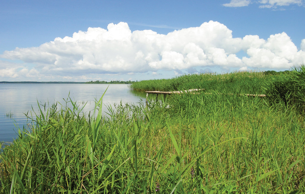 Dit aansprekende vakantiehuis ligt op een meergrondstuk. Het perceel rijkt direct naar het water en het is gelegen in de kleine plaats Nowe Warpno. Vanuit de woonkamer heeft u een mooi uitzicht op het..