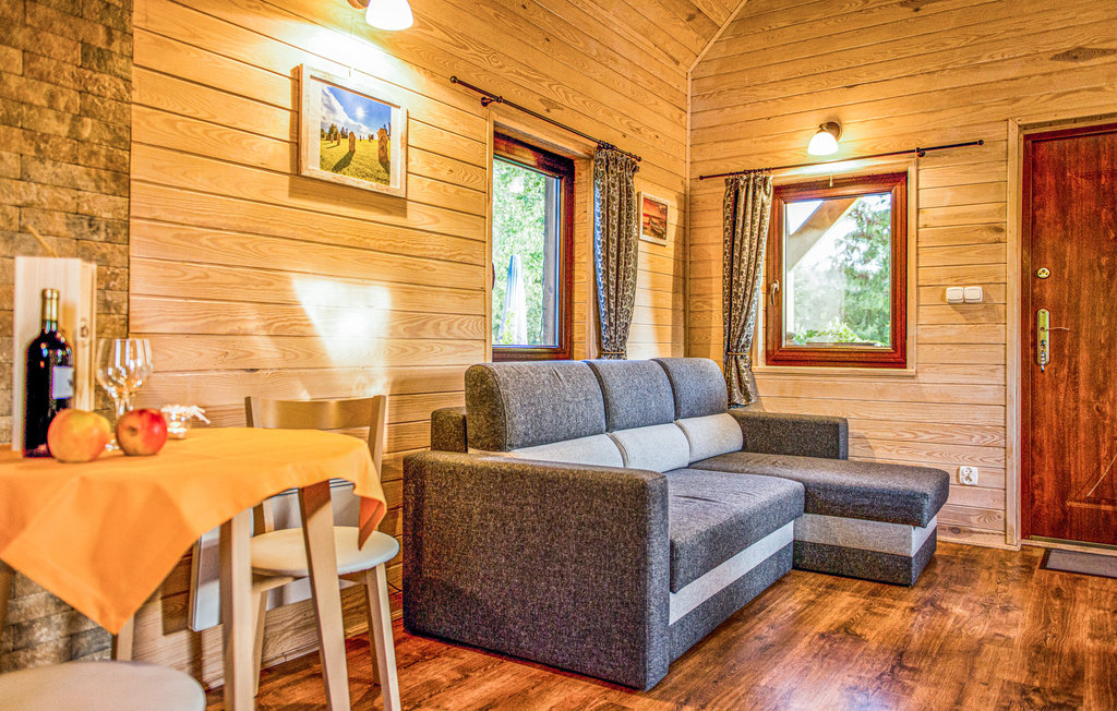 Ein schönes Ferienhaus im Herzen des Notecka-Waldes in Sieraków zwischen Gorzów Wielkopolski und Poznań. Das gepflegte, gemütliche Ferienhaus liegt auf einem großen, gemeinschaftlich genutzten G..