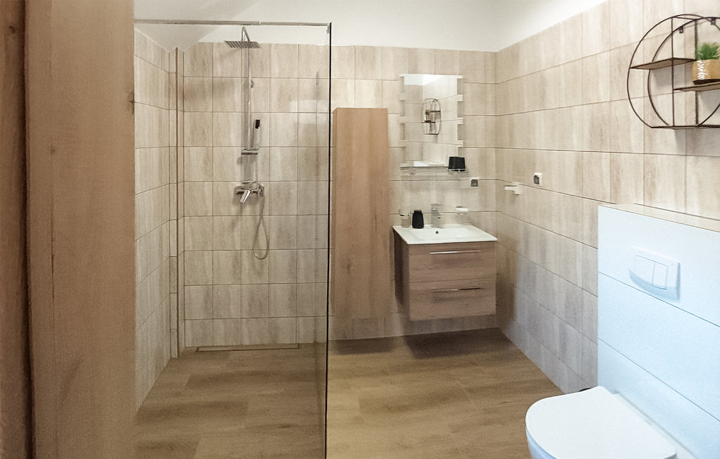 Freuen Sie sich in dieser einladenden Ferienwohnung auf einen Urlaub nahe dem See.

Willkommen in dieser schön gelegenen Wohnung, die ihr Gästen beste Bedingungen für einen schönen Urlaub bietet. ..