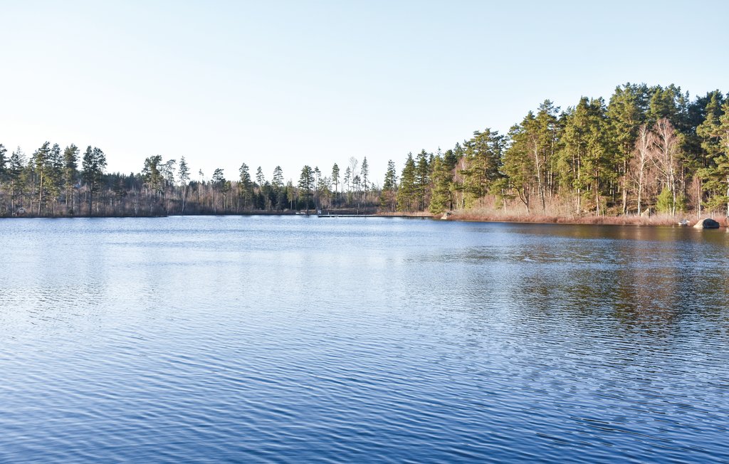 Dieses Ferienhaus an einem schönen See verbindet Komfort mit schwedischem Charme.

Erleben Sie unvergessliche Tage in diesem einladenden Schweden-Ferienhaus, das direkt am Ufer des idyllischen Sees B..