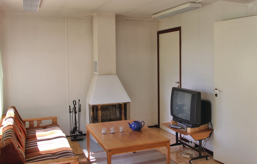 Ferienhaus, ca. 100 m vom Fluss Ronnebyån entfernt (Forellen, Aale, Elche, Rotwild). Boots- und Badesteg. Elchpark 10 km. Siehe auch: S03292, S03353.