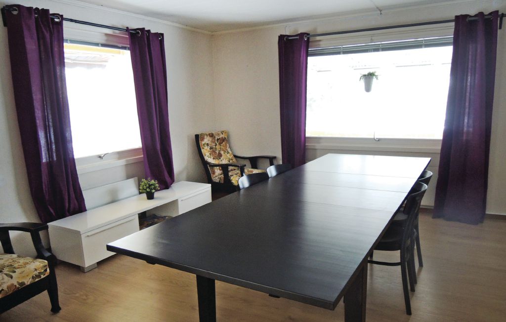 Großes Ferienhaus mit normalem Standard und Aussicht auf den See Bolmen von der großen Terrasse. Kinderfreundliches Grundstück mit Schaukel. In der Nähe liegt Bolmstads Badestrand. Angeln auf Bars..