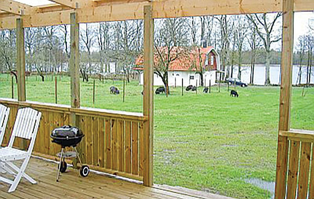 Renoviertes Ferienhaus am Bolmen, auf den Sie eine schöne Aussicht von der Terrasse haben. Sie können eine gemeinsame Sauna mieten. Unweit vom Hafen. Der Bolmen ist der größte See Smålands, er be..