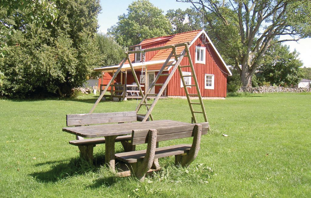 Schönes Haus mit Seeblick. Sie können eine gemeinsame Sauna mieten. Unweit vom Hafen Bolmstad und dem Sandstrand gelegen. Der Bolmen ist der größte See Smålands, er beherbergt 24 Fischarten, daru..