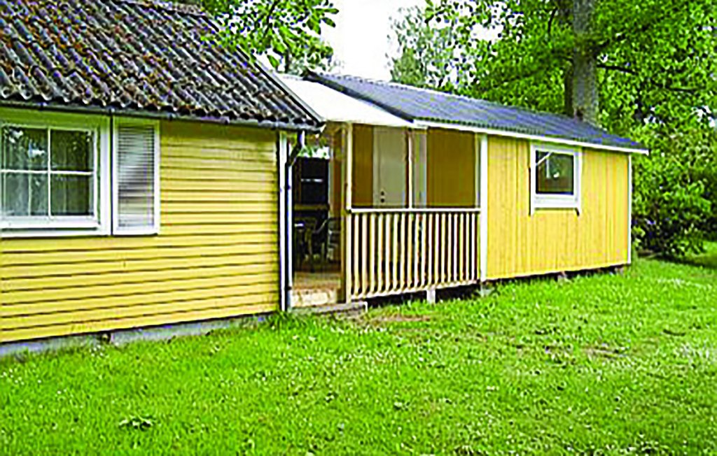 Vakantiehuis met eenvoudige meubels en uitzicht op het meer vanaf het terras. Niet ver van de haven Bolmstad en het zandstrand. Bolmen is het grootste meer in Småland en herbergt 24 soorten vis, met ..