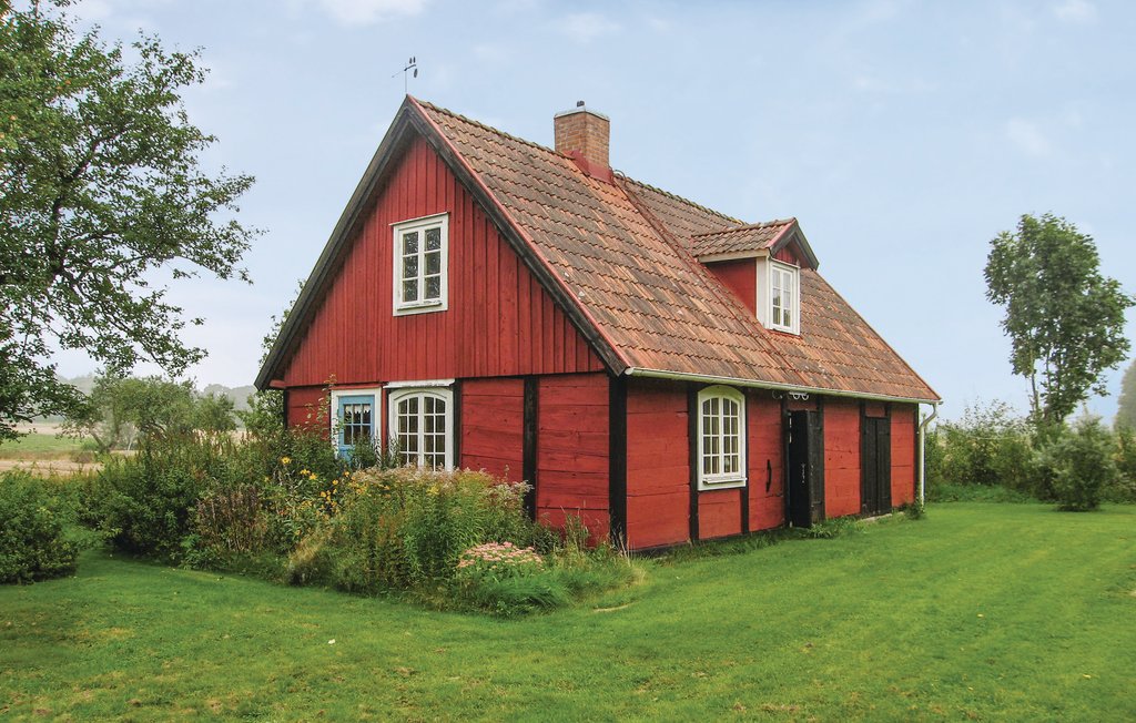 Das Ferienhaus befindet sich in Näsum auf einem ehemaligen Bauernhof und in einer reizvollen Umgebung 4 km vom See Ivösjön. Für die kühlen Abende verfügen Sie einen Kachelofen und einen Kaminofe..