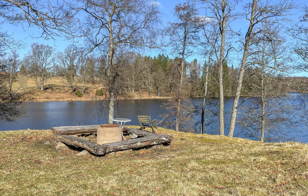 Verbringen Sie erholsame Urlaubstage in diesem charmanten Ferienhaus mit direktem Blick auf den See.

Im Wohnbereich können Sie es sich auf dem Sofa bequem machen, zur Ruhe kommen oder am Klavier spi..