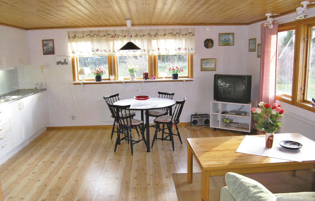 Stuga i Löttorp, 4 bäddar – bild 2 av 5