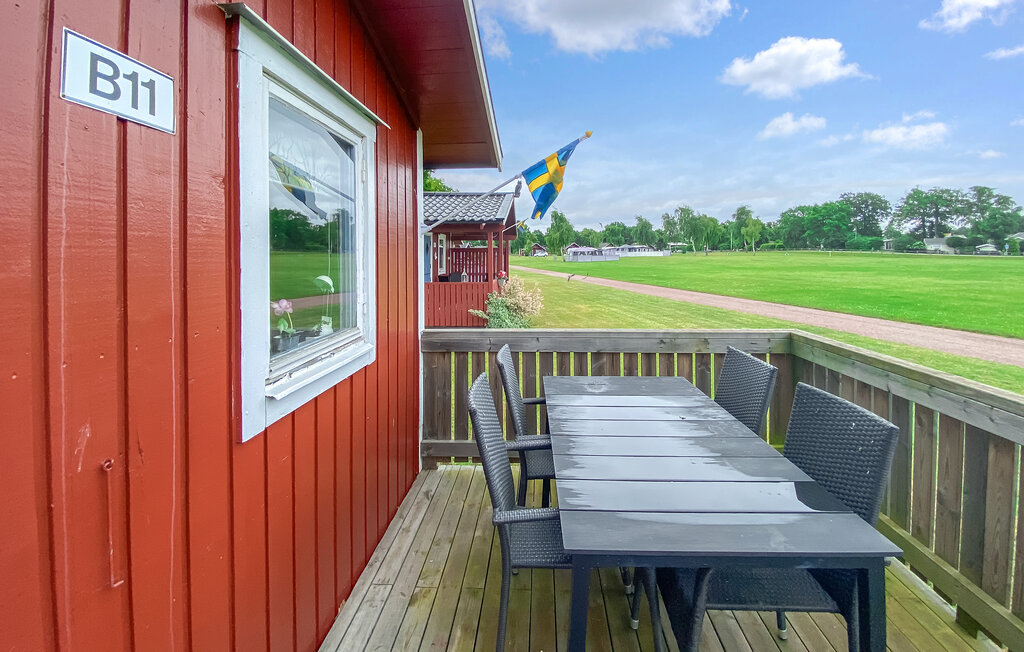 Dit knusse onderkomen biedt een gezellig interieur voor een onbezorgde vakantie. Binnen zorgt een lichte eethoek onder een opvallende kroonluchter voor een uitnodigend middelpunt in de ruimte. In de p..
