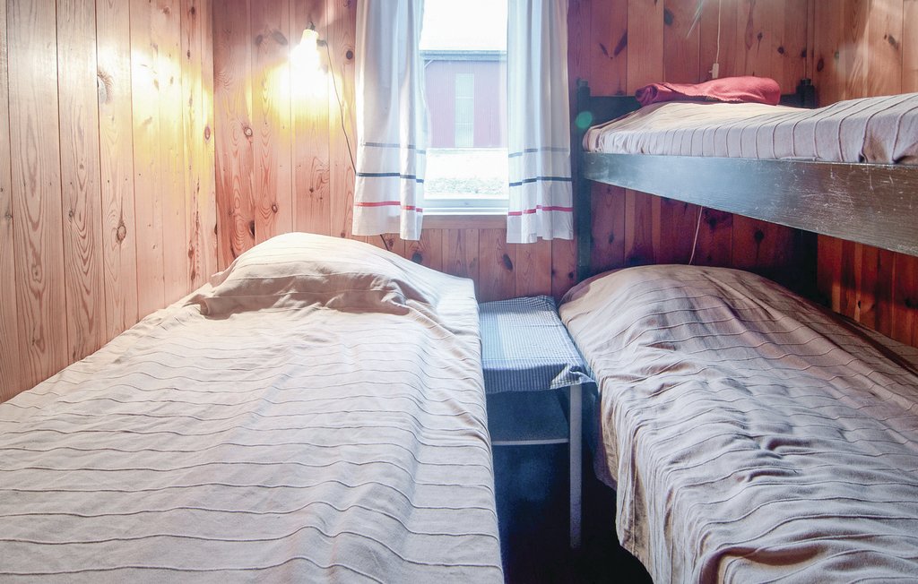 Boge kyrka ligger i den skogiga slttbygden strax sder om Slite och ngra hundra meter vster mellan ren ca 850J1000 som Lindquists dateringssystem medfr och berr inte de kyrkoherden Sven Erik Pernler i Othem. Han hade ftt Boge socken - Riksantikvariembetet