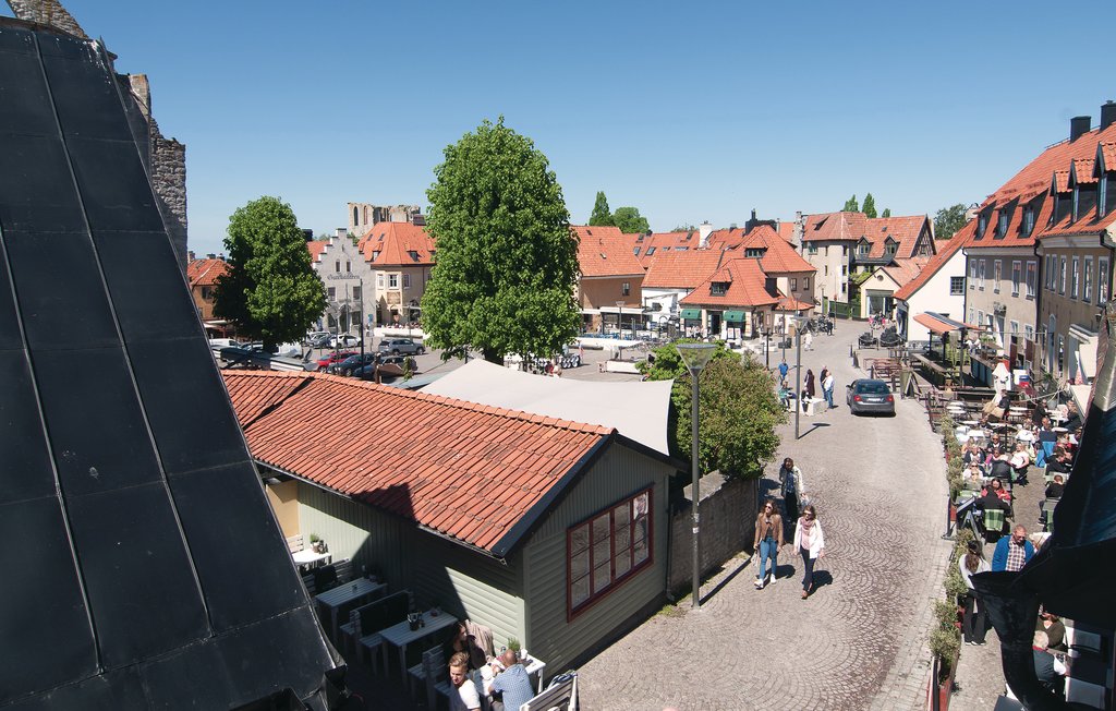 Diese schöne Ferienwohnung besitzt eine helle Einrichtung und im Freien werden Sie den Balkon genießen. Zentral in Visby werden Sie sie finden, nur einen Katzensprung vom Stora Torge, wo auch viele ..