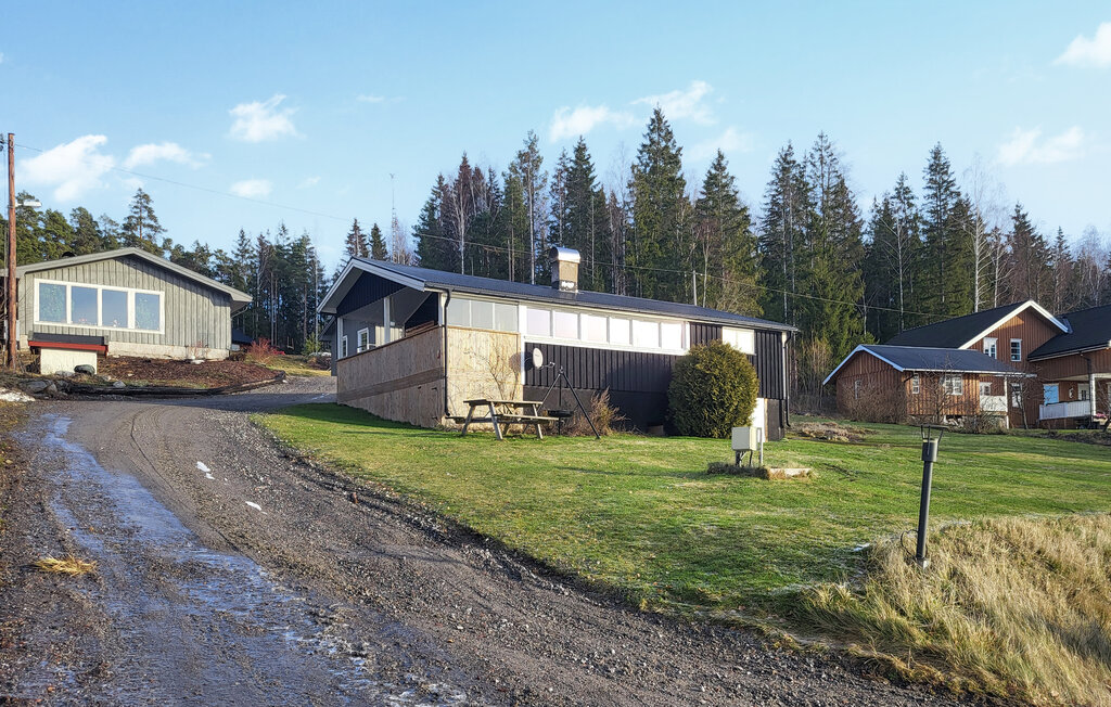 Genießen Sie in diesem Ferienhaus erholsame Tage mit Seeblick und direktem Zugang zum Wasser in ruhiger Natur.

Der helle Wohnbereich empfängt Sie mit einer gemütlichen Sofaecke, einem Sessel und e..