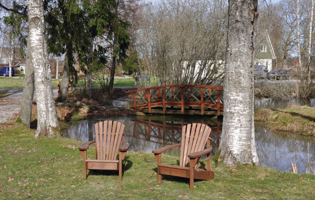 Ferienhaus in der Ebene Dalboslätten bei Mellerud und platziert auf einem großen und schönen Grundsttück das zum Spiel in der frischen Luft einlädt. In der Nähe von öffentlichen Verkehrsmitteln..