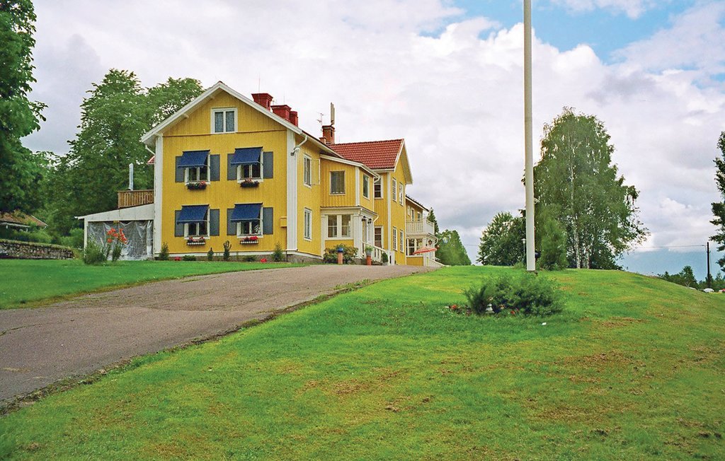 Hotelgebäude im sagenumwobenen Sunne. Sie wohnen im Fryksdalen, an der Grenze zu Gräsmark. Gute Fischbestände, Wanderwege, Skipisten und einen Skitunnel finden Sie hier. Vom Haus sehen Sie schön d..