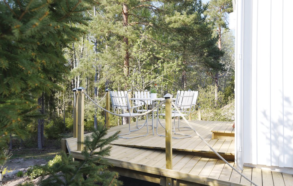 Mooi en hooggelegen vakantiehuis met panoramisch uitzicht op het Vänern-meer. Goed uitgeruste keuken met een gezellige woonkamer. Er is een grote slaapkamer op de eerste verdieping met een mooie badk..