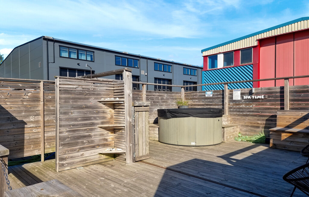 Genießen Sie Ihren Urlaub auf diesem gemütlichen Hausboot mit Sauna. 

Dieses Hausboot liegt direkt an der Hafenmole und bietet Ihnen eine schöne Panoramaaussicht aufs Wasser. Ein lichtdurchflutete..