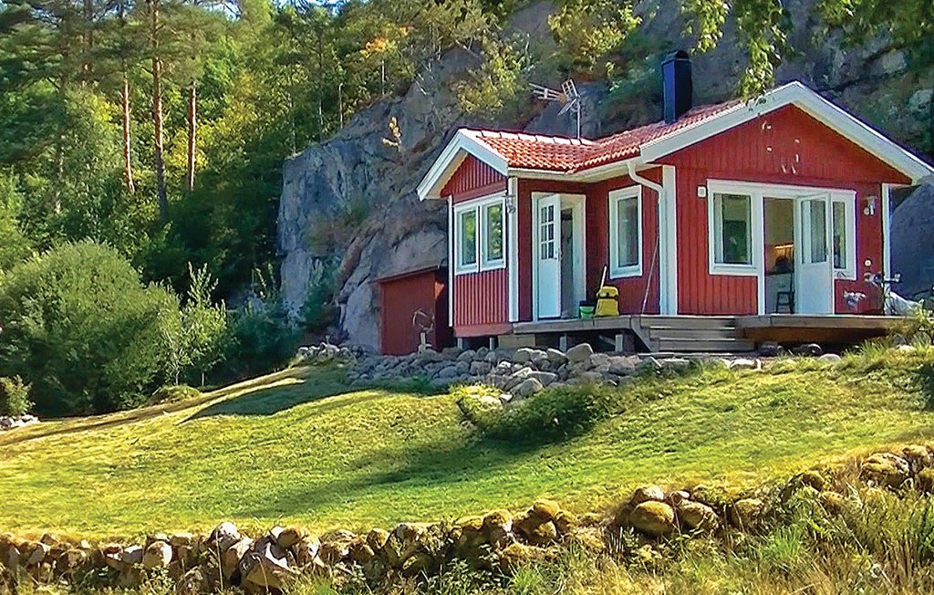 Visit Vsttrafiks website for up to date timetables. Klicka hr. Tourist Information. Fjllbacka tourist information can be found on Ingrid Bergmans Torg More information - Stora Hotellet i Fjllbacka