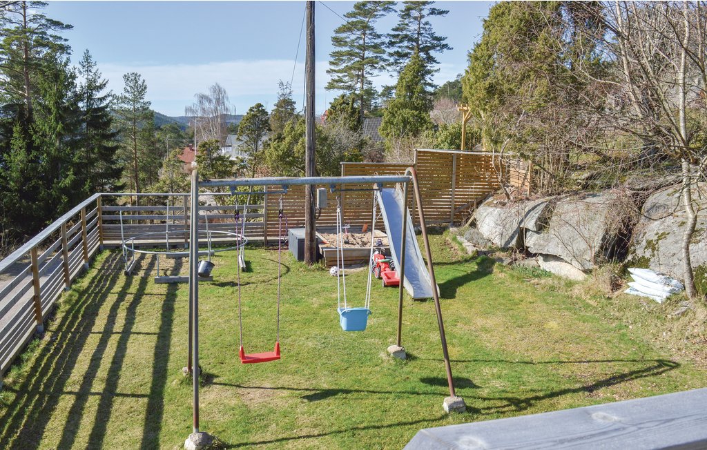 Dieses Ferienhaus liegt hoch und bietet einen fantastischen Panoramablick auf den Byfjorden mit seinem sprudelnden Wasser. Das Ferienhaus verfügt über eine große schöne Terrasse, auf der Sie sitze..