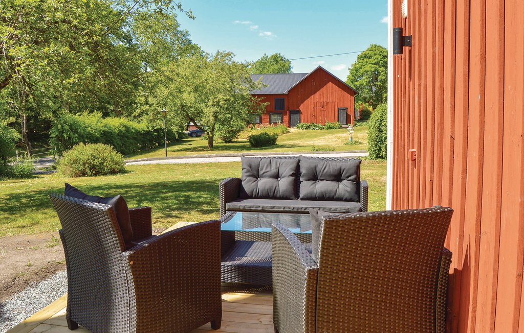 Willkommen in diesem feinen Ferienhaus aus dem 19. Jahrhundert, es liegt ein paar Minuten von Hallstavik entfernt, auf der Straße nach Herräng. Ein perfektes Ferienhaus wenn Sie zum Rospiggarna Spee..