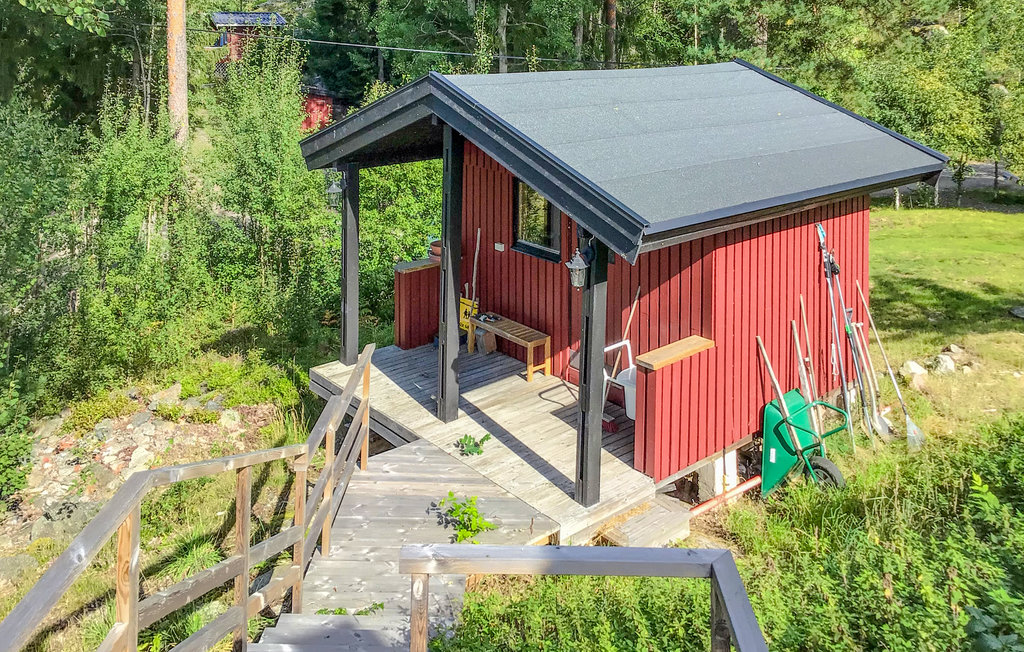 Dit gezellige vakantiehuis met sauna wacht op je in het hart van de Stockholmse archipel.

Trakteer jezelf op een ontspannen en rustige vakantie in dit uitnodigende vakantiehuis met eenvoudig comfort...