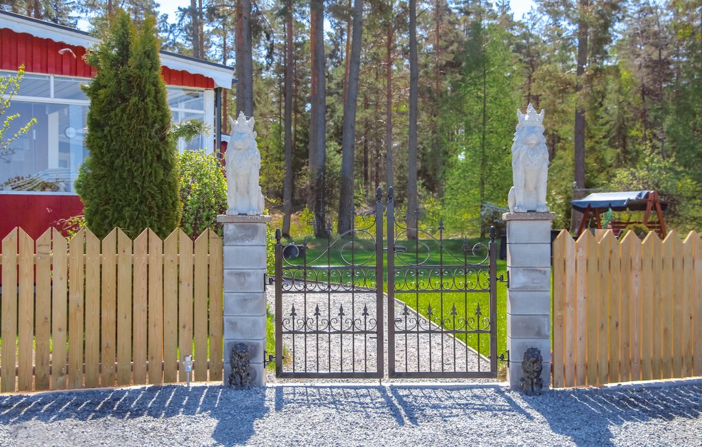Abgeschiedenes Ferienhaus mit großem umzäunten Garten zum Spielen. Auch Ihr Hund ist hier herzlich willkommen. Sie werden die Terrasse unter dem Dach genießen, die nach Südwesten ausgerichtet ist...