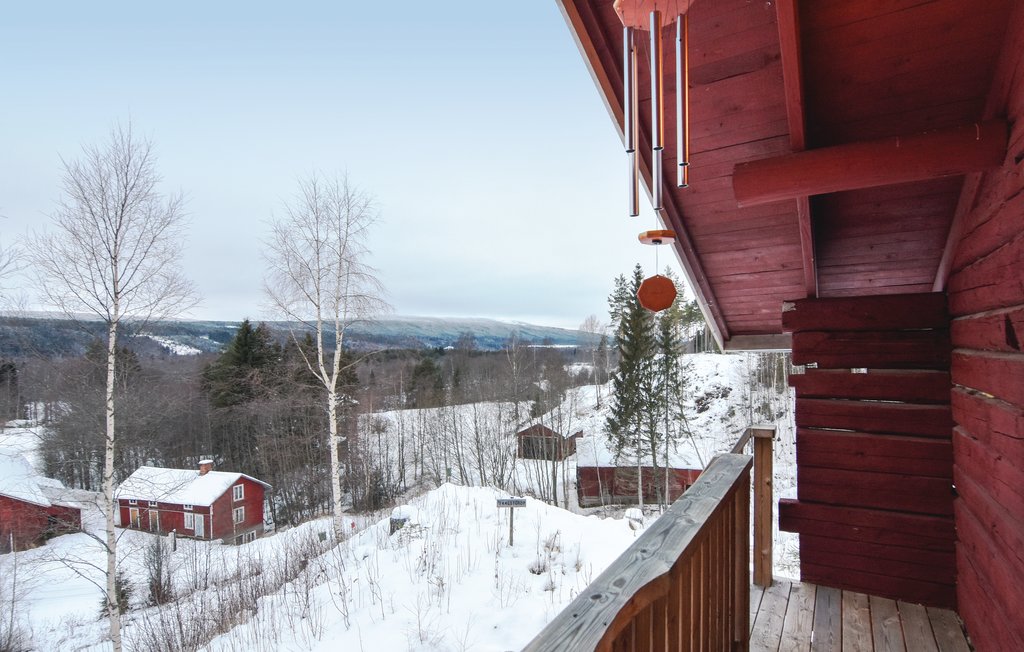 Hooggelegen vakantiehuis met een fantastisch uitzicht op Klarälvsdalen. Het huis is een Härbre (een voormalige opslagplaats op Stolpen, die ook werd gebruikt voor opslag), de extra hier gelegd en me..