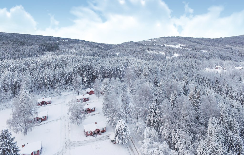 Ferienhaus in Klarälvsbyns Feriendorf in der Nähe des Klarälven für erfrischende Bäder und aufregende Angelausflüge. Etwa 3 km nach Branäs Ski, einer der besten Anlagen Schwedens für Familien ..